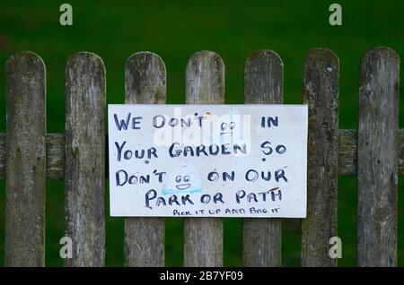 Wir werfen nicht in Ihrem Garten Schild drängen Besucher, ihre Hunde Fouling ein lokales Park in Minehead, Somerset, UK zu verhindern Stockfoto