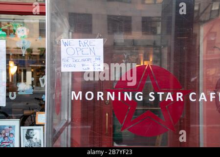 Aufgrund der COVID-19-Pandemie-Café-Anmeldefenster steht offen für Lieferung und Abholung, New York City. Stockfoto