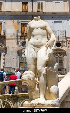 Details des Praetorian-Brunnens (italienisch: Fontana Pretoria) in Palermo, Sizilien Stockfoto