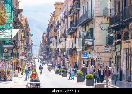 Die Menschen wandern auf der Via Maqueda, auch bekannt als Strada Nuova (neue Straße), wichtige Straße von Palermo, Italien Stockfoto