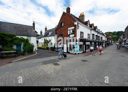 Blick auf Harvey's Brauereigeschäft in der Cliffe High Street in Lewes, Sussex, Großbritannien Stockfoto