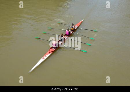 Eine Gruppe von Ruderinnen macht sich auf den Weg entlang des Flusses Avon im schwimmenden Hafen von Bristol, in der Nähe des Bahnhofs Temple Meads, Großbritannien Stockfoto