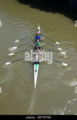 Eine Gruppe von Ruderinnen macht sich auf den Weg entlang des Flusses Avon im schwimmenden Hafen von Bristol, in der Nähe des Bahnhofs Temple Meads, Großbritannien Stockfoto