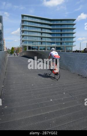 Ein Radfahrer überquert Meads Reach Bridge in der Nähe des Bahnhofs über den Fluss Avon New Cut im schwimmenden Hafen in Bristol, Großbritannien Stockfoto