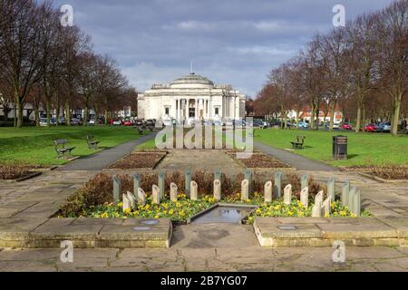 Analemmatische Sonnenuhr, 2012 geschaffen, vor Lady Lever Art Gallery, Port Sunlight, Wirral Stockfoto