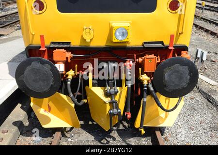 Nahaufnahme des Pufferstrahls einer Diesellokomotive der Klasse 47 in alter Lüfte aus den 1980er Jahren, die am Bahnhof Temple Meads in Bristol, Großbritannien, abgestellt wurden. Stockfoto