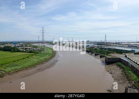 Vom Gipfel der berühmten Transporter Bridge aus können Sie den Fluss Usk in Richtung Alexandra Docks und den Fluss Severn in Newport, Wales, Großbritannien, hinunterschauen. Stockfoto