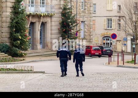 SAINT JUNIEN, FRANKREICH - 26. DEZEMBER 2019: Die französische Polizei kontrolliert die Straße an den Straßen von Saint Junien während der Holydays Stockfoto