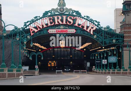 Wentzville, USA. März 2020. Das Ameristar Casino ist leer mit Autos, nachdem es am Mittwoch, 18. März 2020, in St. Charles, Missouri aufgrund des Coronavirus geschlossen wurde. Mike Leara, Vorsitzender der Missouri Gaming Commission, sagte, dass die Schließung der 13 Casinos des Staates einen Einkommensverlust von 1 Million Dollar pro Tag haben könnte und sie bis zum 30. März geschlossen bleiben werden. Foto von Bill Greenblatt/UPI Credit: UPI/Alamy Live News Stockfoto