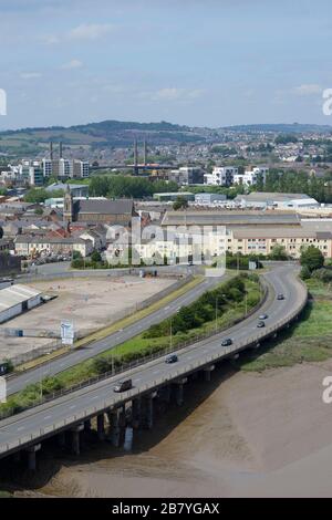 Vom Gipfel der berühmten Transporter Bridge aus können Sie den Fluss Usk in Richtung des Flusses Severn in Newport, Wales, Großbritannien, hinunterschauen. Stockfoto