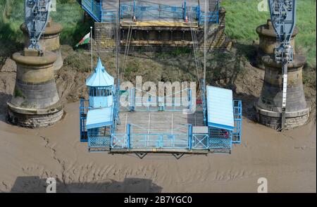 Die Gondel der Newport Transporter Bridge führt zum östlichen Ufer des Flusses Usk in Newport, Wales, Großbritannien. Stockfoto