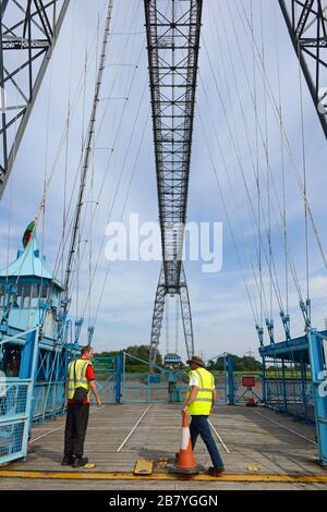 Gondel der Newport Transporter Bridge am westlichen Ufer des Flusses Usk in Newport, Wales, Großbritannien. Stockfoto