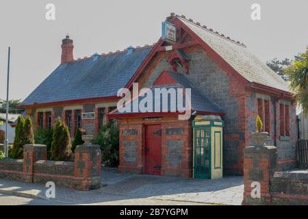 Die ehemalige Greenore National School, die viktorianische Schule in Greenore County Louth Ireland, ist heute ein kommerzielles Bargelände, in dem sich die Broadway Bar befindet Stockfoto