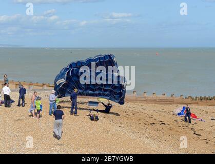 Ein Mitglied des Fallschirmanzeigeteams der Tigers Army testet seinen Fallschirm am Strand von Eastbourne während der Airshow, nach einem erfolgreichen Sprung Stockfoto