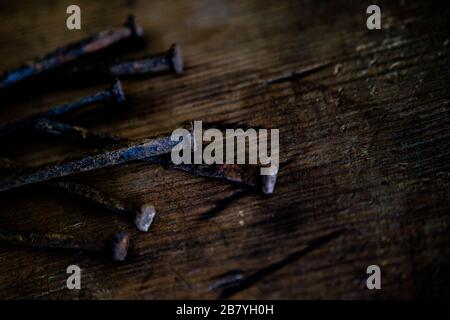 Nägel auf Holztisch Stockfoto