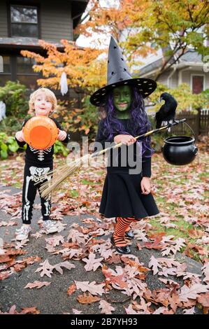 Jungen und Mädchen in Halloween-Kostümen Stockfoto