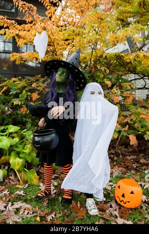 Jungen und Mädchen in Halloween-Kostümen Stockfoto