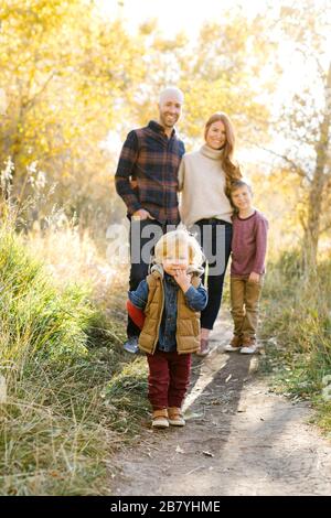 Lächelnde Familie auf Waldweg Stockfoto