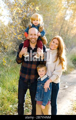 Lächelnde Familie auf Waldweg Stockfoto