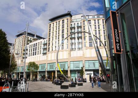 Alliance Sculpture von Metais & St. David's Shopping Mall, Cardiff City, Wales, Großbritannien, Großbritannien, Europa Stockfoto