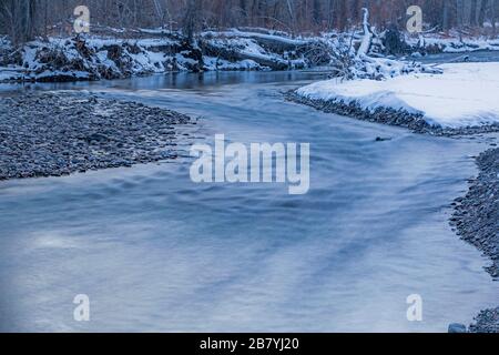 Lange Exposition des Flusses im Winter Stockfoto