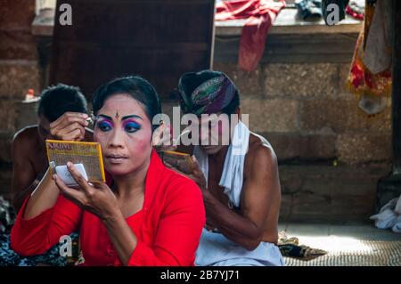 Männliche und weibliche Darsteller Anwendung Make-up hinter den Kulissen bei der Barong Tanz, Bali, Indonesien Stockfoto