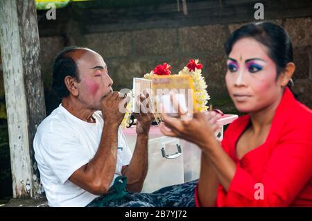 Männliche und weibliche Darsteller Anwendung Make-up hinter den Kulissen bei der Barong Tanz, Bali, Indonesien Stockfoto
