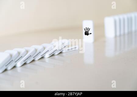 Falling Dominoes, Social Distancing Concept Image von Coronavirus Pandemie 2020 Stockfoto