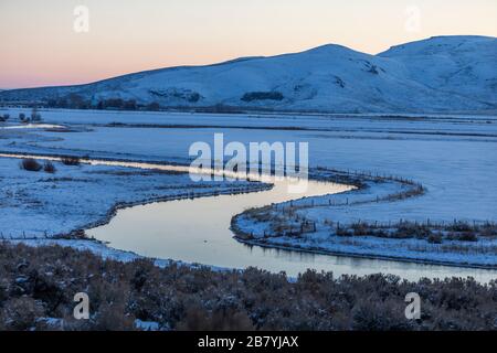Fluss und Schnee auf dem Hügel in Picabo, Idaho Stockfoto
