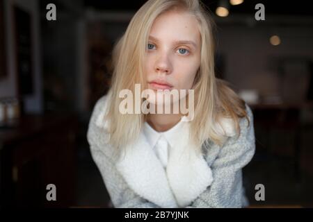 Junge Frau im Wollmantel Stockfoto