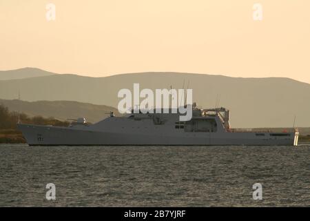 HNLMS Friesland (P842), ein Offshore-Patrouillenschiff der Holland-Klasse, das von der niederländischen Marine betrieben wird, vor Largs während der Übung Joint Warrior 12-1. Stockfoto