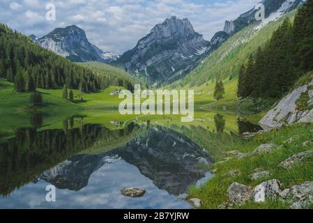 See und Berge in Samtisersee, Schweiz Stockfoto