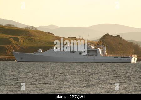 HNLMS Friesland (P842), ein Offshore-Patrouillenschiff der Holland-Klasse, das von der niederländischen Marine betrieben wird, vor Largs während der Übung Joint Warrior 12-1. Stockfoto