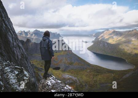 Junger Mann beim Bergwandern in Norwegen Stockfoto