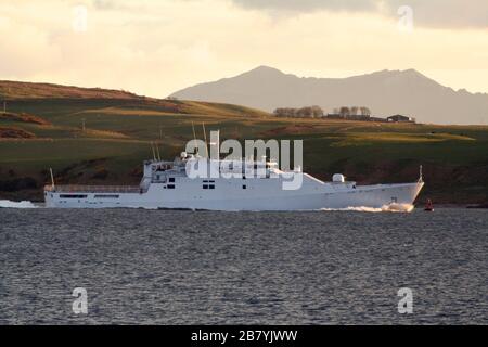 HNLMS Friesland (P842), ein Offshore-Patrouillenschiff der Holland-Klasse, das von der niederländischen Marine betrieben wird, vor Largs während der Übung Joint Warrior 12-1. Stockfoto