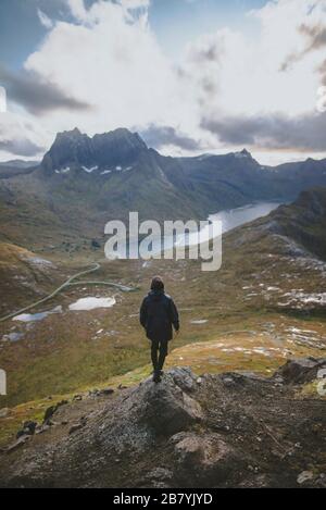 Junger Mann beim Bergwandern in Norwegen Stockfoto