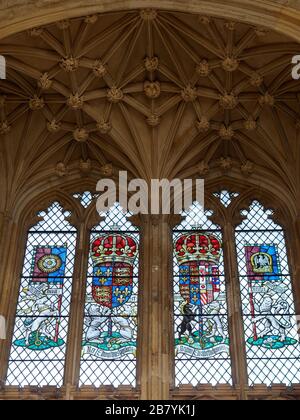 Schöne Buntglasfenster in der großen Halle des Eltham Palace, England, Großbritannien. Stockfoto