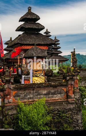 Pura Ulun Danu Batur entfernt auf dem Berg Batur. Auf der höchsten Rand eines Vulkan Caldera Es ist die zweite wichtige hinduistische Tempel auf Bali. Stockfoto