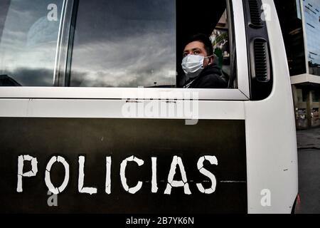 La Paz, La Paz, Bolivien. März 2020. Die bolivianische Bevölkerung akzeptiert nacheinander die Maßnahmen der Regierung, die ergriffen wurden, um den Ausbau des COVID 19 in diesem Land zu verhindern. Heute, Mittwoch, 18. März, wurde eine ergänzende Maßnahme angewendet, nämlich die allgemeine Einschließung und das Verbot, zwischen 18:00 und 05:00 Uhr in Umlauf zu kommen. Alle Treffen sind verboten, und die Arbeitsaktivitäten müssen vor allem um 13:00 Uhr enden, mit Ausnahme von Strafverfolgungsbehörden und Militärkräften Credit: Christian Lombardi/ZUMA Wire/Alamy Live News Stockfoto