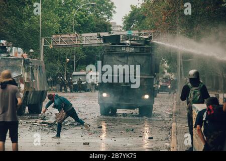 SANTIAGO, CHILE - 8. NOVEMBER 2019 - Water Cannon zerstreute Demonstranten während der Proteste gegen die Regierung von Sebastian Pinera für die soziale cr Stockfoto