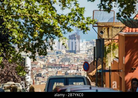 BARCELONA, SPANIEN - 28. JUNI 2016: Luftbild von Barcelona von oben mit Park Guell. Schöner Sommertag mit klarem blauen Himmel Stockfoto