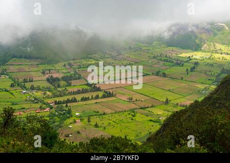 Der Vulkankrater und Vulkan von Pululahua ist ein geobotanisches Reservat in der Nähe von Quito, wo einheimische Familien ihre Agrarfelder haben, Ecuador. Stockfoto