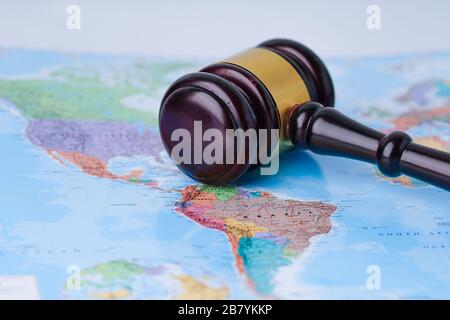 Bangkok, Thailand - 10. Januar 2020 USA Amerika: Gavel für Richteranwalt auf Wold Globe Map. Konzept des Gerichts für Recht und Justiz. Stockfoto