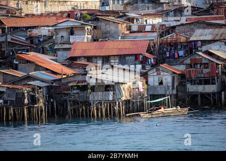 Arme Viertel Slums mit Holzhäusern über Wasser, Cebu Stadt, Philippinen. Stockfoto