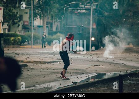 SANTIAGO, CHILE - 8. NOVEMBER 2019 - Water Cannon zerstreute Demonstranten während der Proteste gegen die Regierung von Sebastian Pinera für die soziale cr Stockfoto