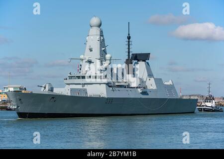 Der Typ 45-Destroyer der Royal Navy, HMS Dauntless (D33), fährt am 16. März 2020 zum ersten Mal seit mehr als vier Jahren aus Portsmouth, Großbritannien. Stockfoto