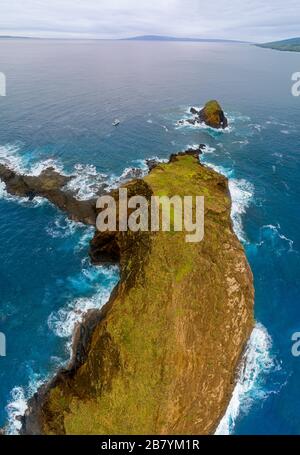 Ein Tauchboot vor MokuhoÕoniki Islet und Kanaha Rock in der Nähe der Insel Molokai, Maui County, Hawaii. Am Horizont ist die Insel Lanai cen Stockfoto