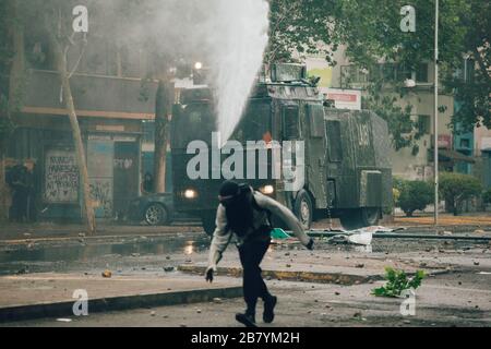 SANTIAGO, CHILE - 8. NOVEMBER 2019 - Water Cannon zerstreute Demonstranten während der Proteste gegen die Regierung von Sebastian Pinera für die soziale cr Stockfoto