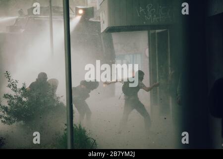 SANTIAGO, CHILE - 8. NOVEMBER 2019 - Water Cannon zerstreute Demonstranten während der Proteste gegen die Regierung von Sebastian Pinera für die soziale cr Stockfoto