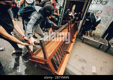 SANTIAGO, CHILE - 8. NOVEMBER 2019 - Demonstranten Beute die Kirche "Parroquia de la Asuncion", um während der Proteste gegen die Regierung Barrikaden zu machen Stockfoto